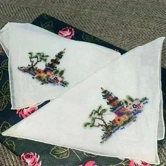 Set of 2 vintage embroidered hankies - Picture 1 of 6
